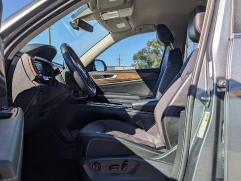 Used 2024 Volkswagen Atlas SE image 25