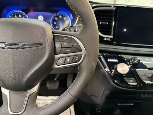 Used 2025 Chrysler Pacifica Select FWD image 15