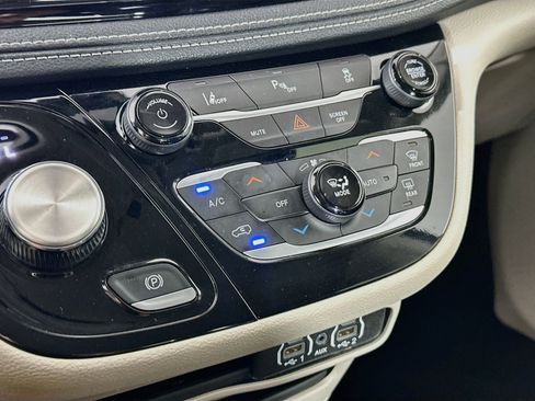 Used 2023 Chrysler Pacifica Touring-L FWD image 23