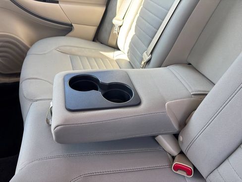 Used 2018 Ford Taurus SE FWD image 25