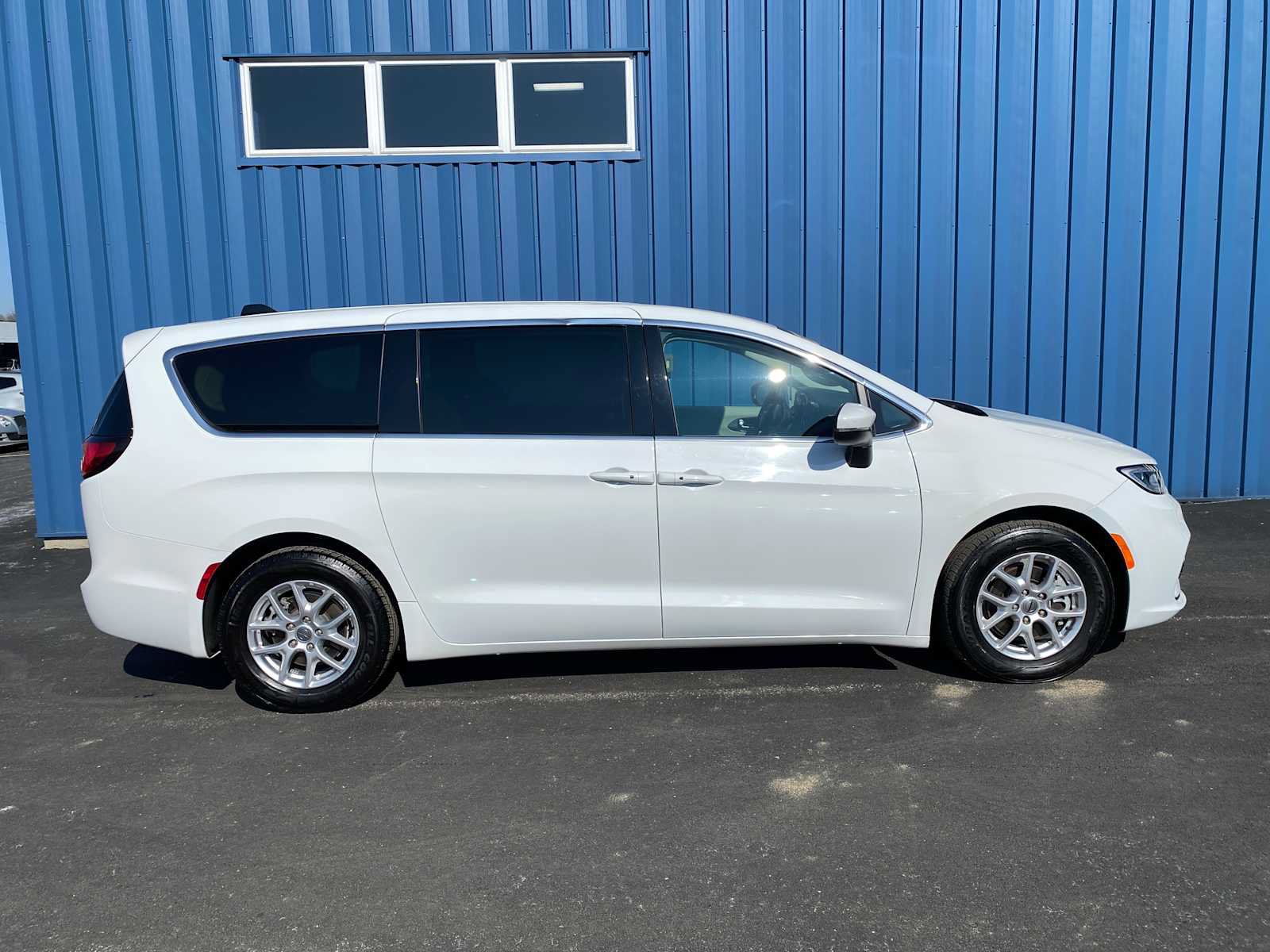 Used 2023 Chrysler Pacifica Touring-L FWD image 16