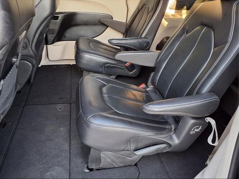 Used 2022 Chrysler Pacifica Touring-L image 22