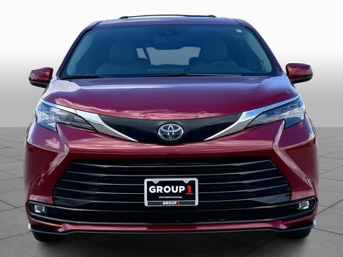 Used 2025 Toyota Sienna XLE w/ XLE Plus Package image 4