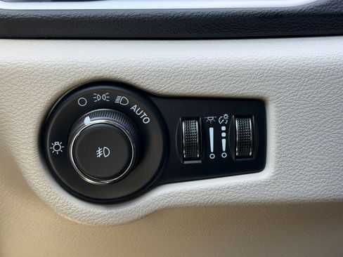 Used 2024 Chrysler Pacifica Touring-L FWD image 27