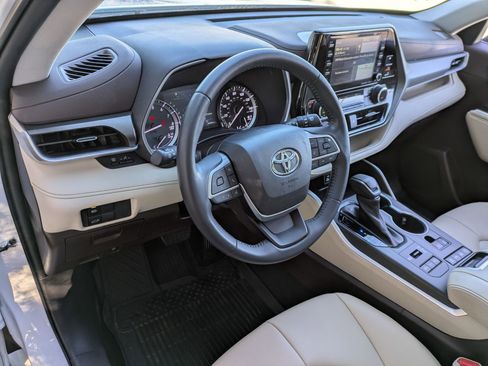 Used 2022 Toyota Highlander XLE image 8