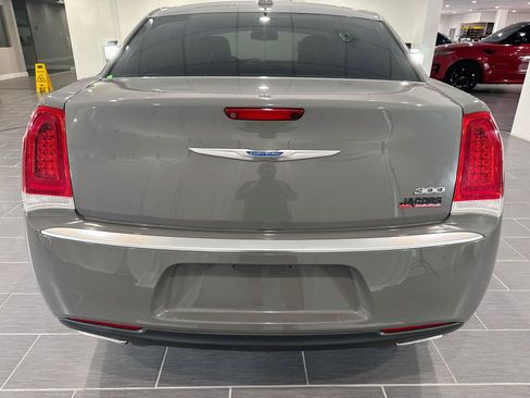 Used 2019 Chrysler 300 Touring w/ Chrome Appearance Package RWD image 4