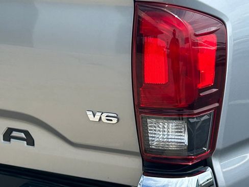 Used 2019 Toyota Tacoma SR5 AWD/4WD image 5