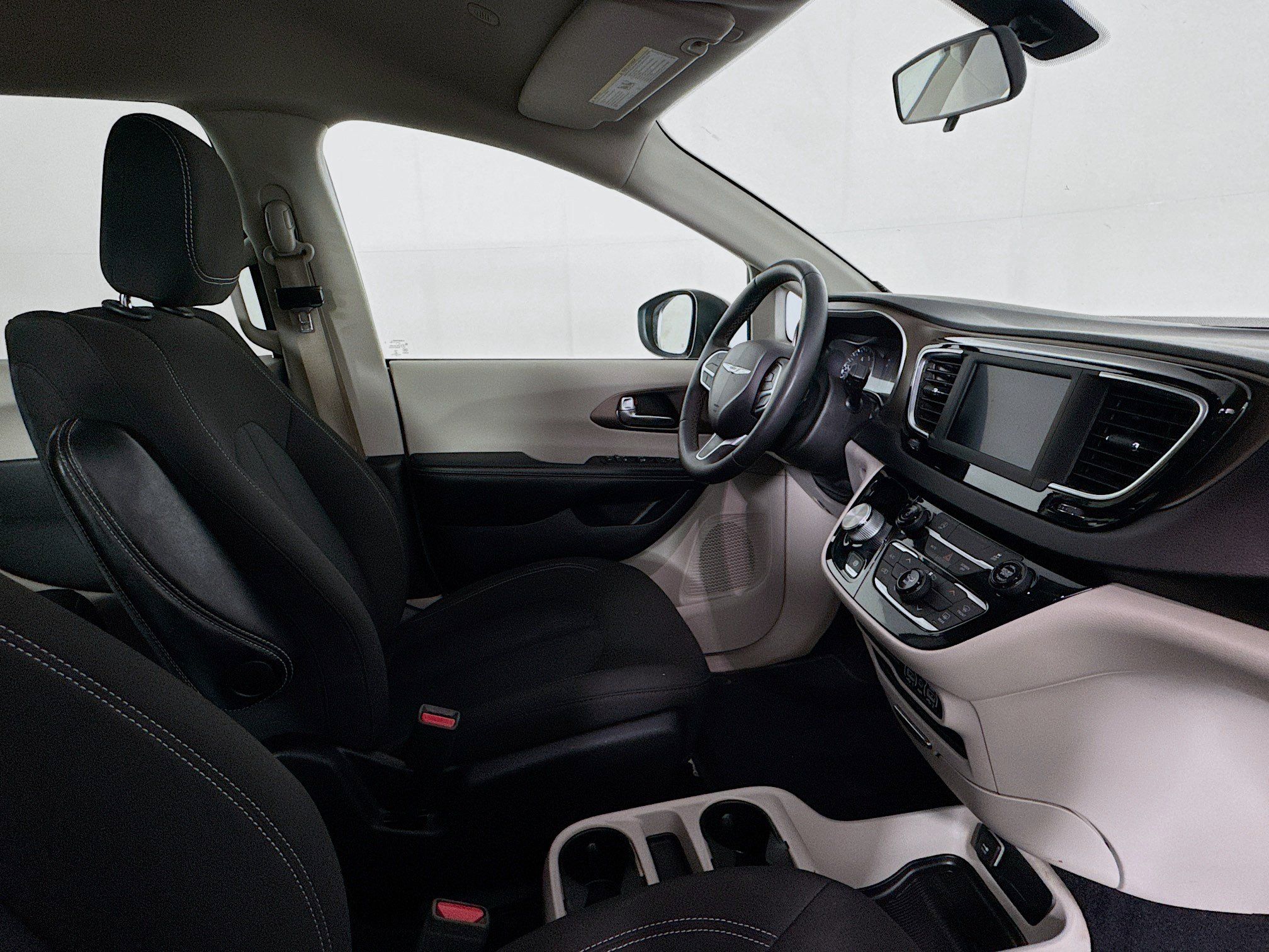 Used 2022 Chrysler Voyager LX FWD image 27