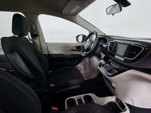 Used 2022 Chrysler Voyager LX FWD image 27