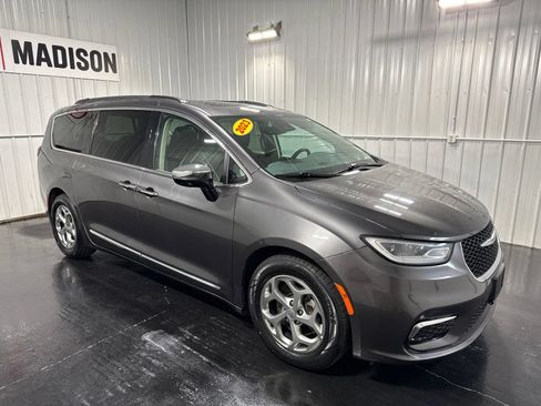 Used 2023 Chrysler Pacifica Limited FWD image 6