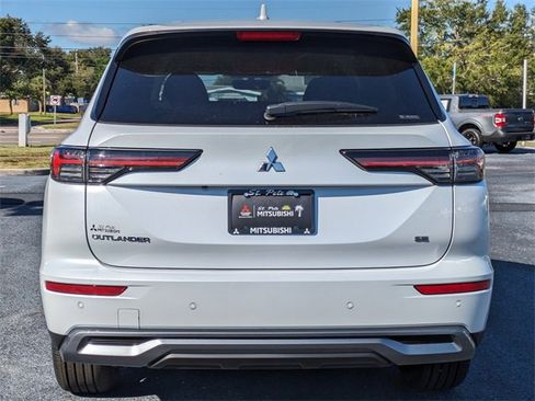 New 2025 Mitsubishi Outlander SE image 6