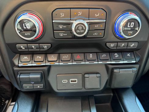 Used 2019 GMC Sierra 1500 Denali w/ Denali Ultimate Package AWD/4WD image 25