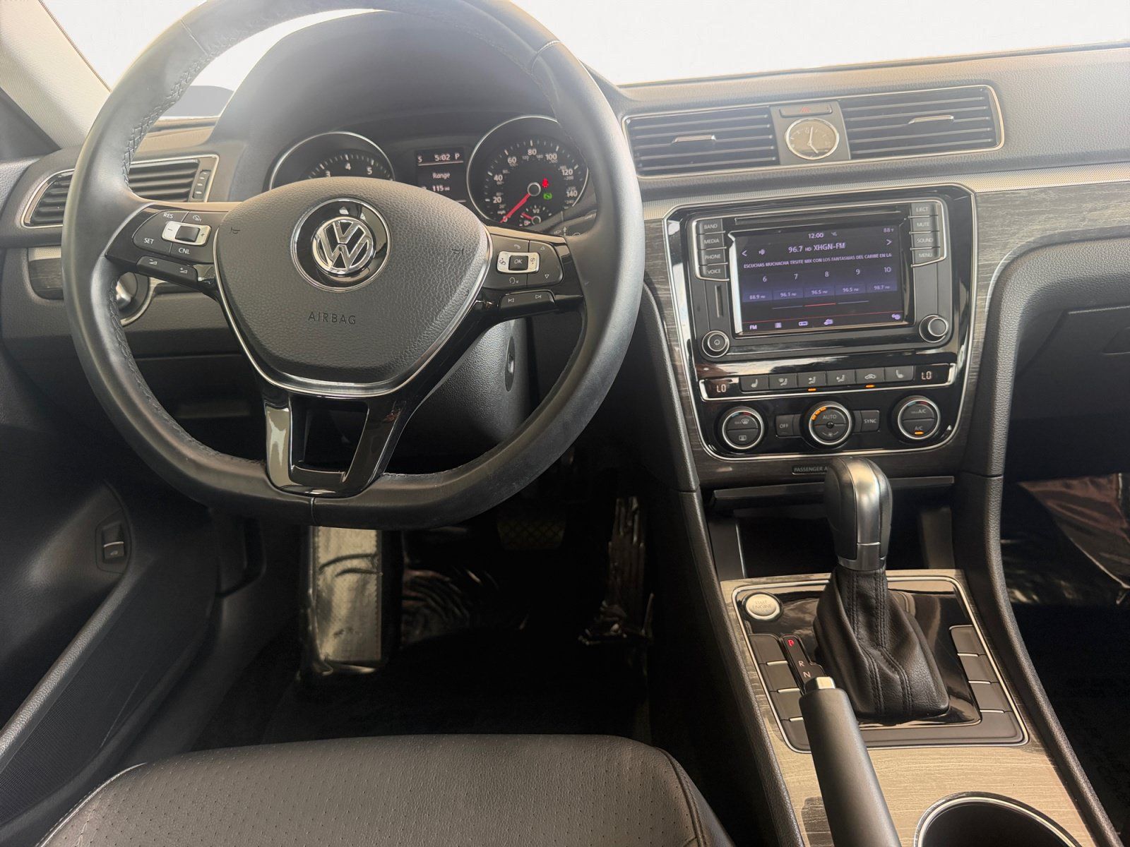 Used 2017 Volkswagen Passat 1.8T SE FWD image 3