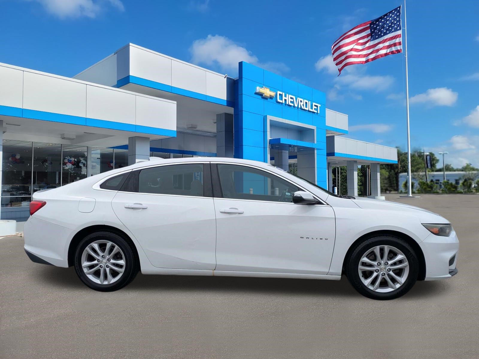 Used 2018 Chevrolet Malibu LT FWD image 2