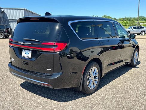 Used 2024 Chrysler Pacifica Touring-L AWD/4WD image 4