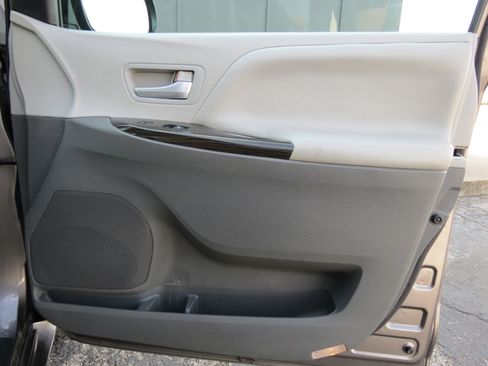 Used 2015 Toyota Sienna XLE Premium image 38