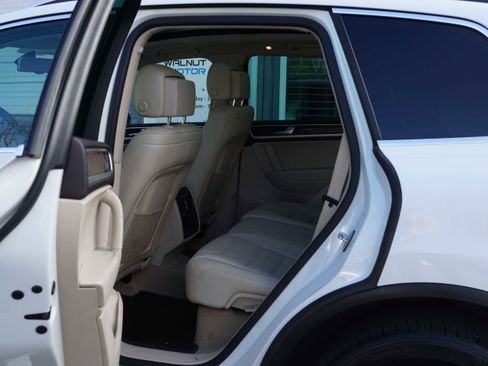 Used 2014 Volkswagen Touareg TDI image 23