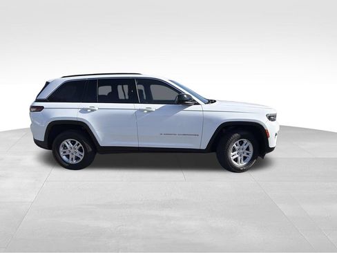 Used 2024 Jeep Grand Cherokee Laredo image 2