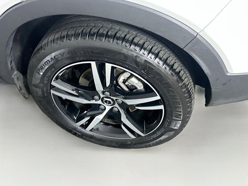 Used 2025 Volvo XC40 B5 Core image 11