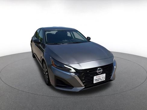 Used 2025 Nissan Altima 2.5 SV FWD image 3