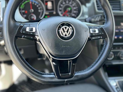Used 2018 Volkswagen e-Golf SE w/ DC Fast Charging Package image 41