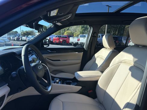 New 2025 Jeep Grand Cherokee Limited w/ Luxury Tech Group II image 11