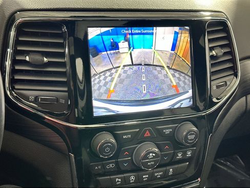 Used 2019 Jeep Grand Cherokee Laredo image 24