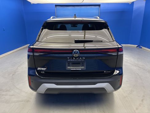 Certified 2025 Volkswagen Tiguan SE w/ Panoramic Sunroof Package AWD/4WD image 6