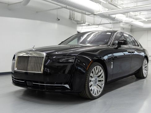 Used 2025 Rolls-Royce Ghost image 2