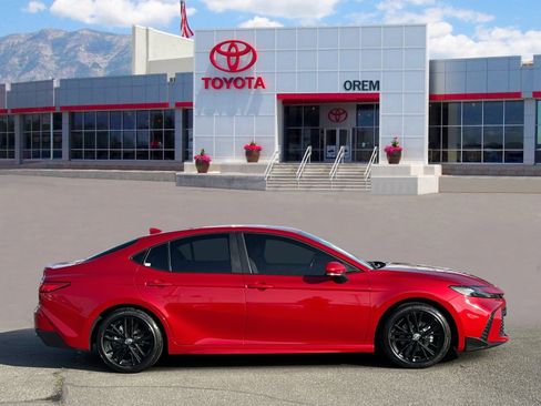 Used 2025 Toyota Camry SE image 3