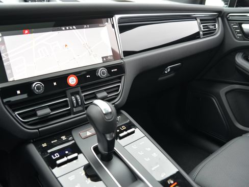 Certified 2026 Porsche Macan AWD/4WD image 27