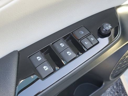 Used 2017 Toyota Prius Four image 15