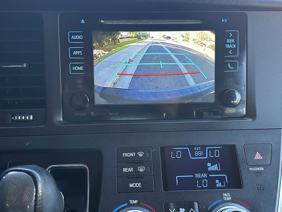 Used 2017 Toyota Sienna SE w/ SE Preferred Package FWD image 40