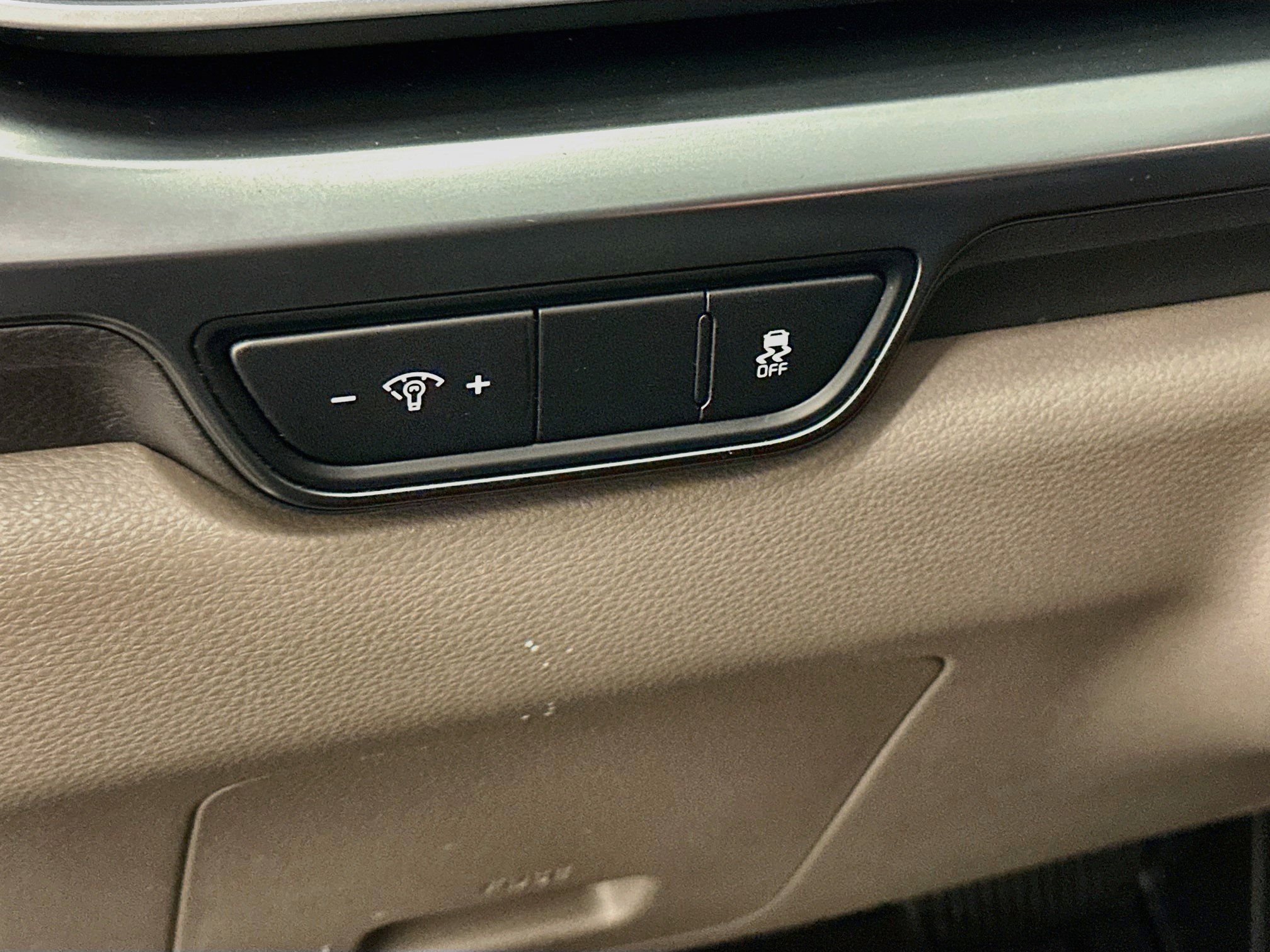 Used 2025 Kia Carnival FWD image 17