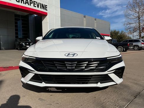 Used 2025 Hyundai Elantra Limited image 4