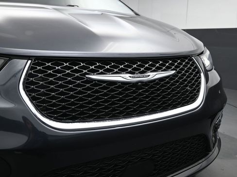 Used 2021 Chrysler Pacifica Touring-L image 11