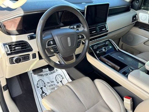 Used 2019 Lincoln Navigator Reserve image 11