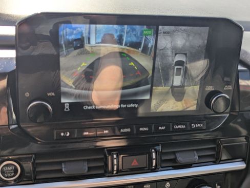 Used 2024 Nissan Pathfinder SL AWD/4WD image 16