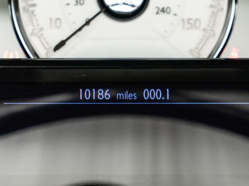 Used 2017 Rolls-Royce Dawn RWD image 19