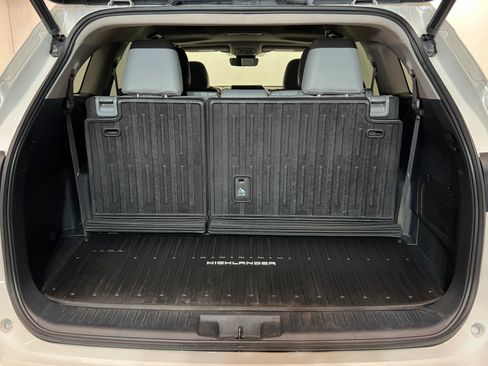 Used 2021 Toyota Highlander XLE AWD/4WD image 24