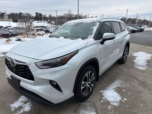 Used 2022 Toyota Highlander XLE image 3