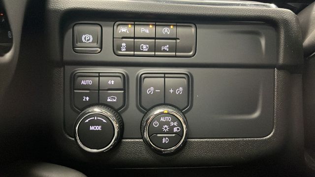 Used 2025 Chevrolet Suburban Premier AWD/4WD image 31