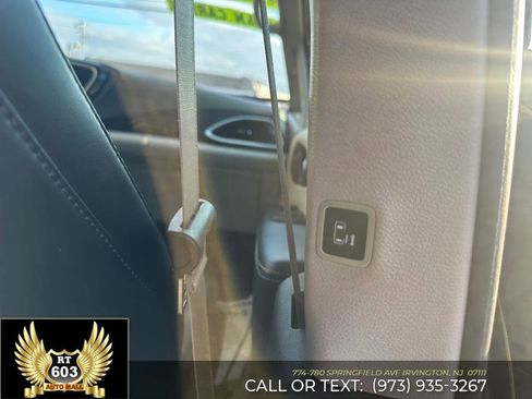 Used 2024 Chrysler Pacifica Touring-L image 14