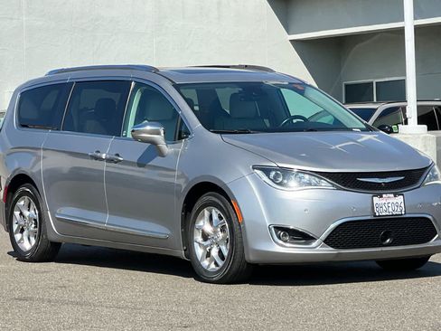 Used 2017 Chrysler Pacifica Limited w/ UConnect Theater Package FWD image 5