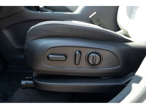 Used 2018 Chevrolet Equinox LT FWD image 15