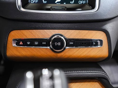 Used 2022 Volvo XC90 T6 Momentum w/ Advanced Package image 16