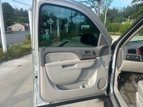 Used 2010 GMC Yukon SLT w/ SLT-2 Equipment Package AWD/4WD image 20
