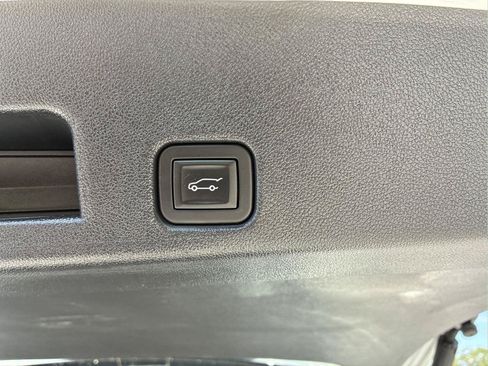 Used 2025 GMC Acadia Elevation w/ Elevation Premium Package AWD/4WD image 11