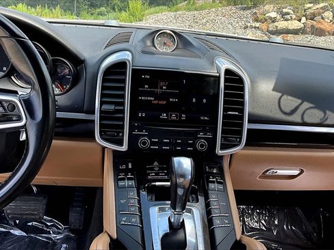 Used 2018 Porsche Cayenne Platinum Edition w/ Premium Package Plus image 29