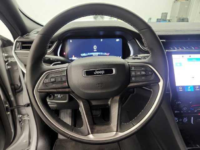 Used 2025 Jeep Grand Cherokee Limited RWD image 26